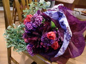 紫スカビ赤チューリップの花束